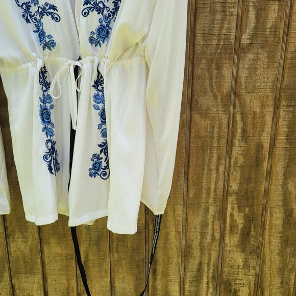 PrettyLittleThing NWT White Blue Embroidery Plunge Playsuit Romper Womens Sz 10 - Picture 4 of 14